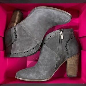 Vince Camuto Sz 8 Fritan Gray Bootie SUEDE Ankle Stacked Heel Boot RARE so good!